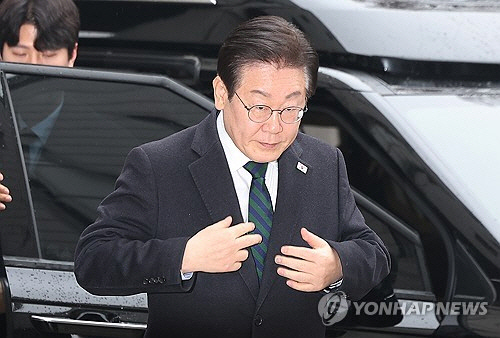 이재명 더불어민주당 대표가 12일 서울 서초구 서울고등법원에서 열린 공직선거법 위반 사건 2심 속행공판에 출석하고 있다.   [연합뉴스]